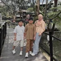 8 Potret Ririe Fairus Mantan Istri Ayus Ajak Buah Hati Liburan ke Bandung, Asyik Main di Kebun Binatang - Bahagia Meski Tanpa Kehadiran Sang Ayah