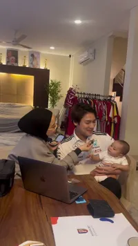8 Potret Rizky Billar Didandanin Lesti, Kocak Pakai Bando - Leshia sampai Bengong Lihat sang Ayah