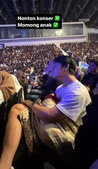 8 Potret Rizky Billar Momong Baby L Saat Lesti Kejora Manggung, Dipuji Netizen