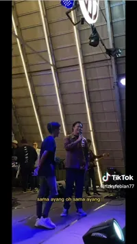 8 Potret Rizky Febian yang Beri Kejutan Tak Biasa ke Fans - Netizen: Habis Konser Jadi Penggembala