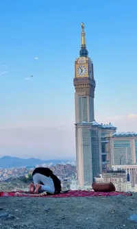 8 Potret Roger Danuarta dan Cut Meyriska Romantis di Bukit Menara Jam Mekkah, Nikmati Sholat dengan Pemandangan Indah