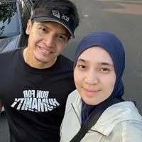 8 Potret Romantis Dimas Seto dan Dhini Aminarti, Couple Goal Suami Istri Idaman 