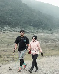 8 Potret Romantis Irish Bella dan Ammar Zoni Naik Gunung Berdua, Ketiduran di Tengah Hutan - Pamer Ciuman Manis