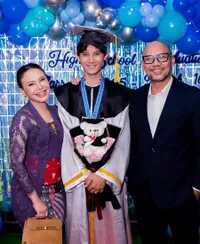 8 Potret Rossa dan Yoyo Padi Hadir di Wisuda Anak, Kompak Cium Pipi Rizky Langit Ramadhan