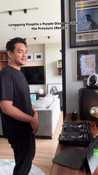 8 Potret Ruang Studio di Apartemen Afgan, Tampak Minimalis - Rak Penuh Piala Penghargaan