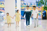 8 Potret Ruben Onsu Rayakan Natal Bareng Tiga Anaknya, Main ke Mall Hingga Beri Kado