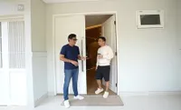 8 Potret Rumah Kantor Podcast Raditya Dika, Bikin Betah Ada Sleeping Pod hingga Kolam Renang 