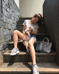 8 Potret Rumah Pevita Pearce, Berkonsep Semi Outdoor dan Elegan dengan Nuansa Putih Emas