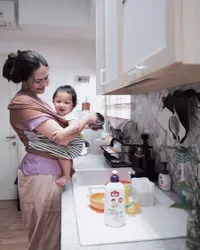 8 Potret Sabai Morscheck Momong Anak, Sosok Ibu Multitasking Masa Kini