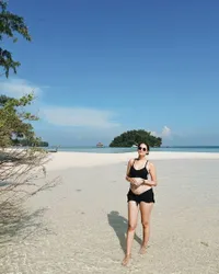 8 Potret Sabai Morshceck Liburan ke Pantai, Pamer Baby Bump Dalam Balutan Bikini