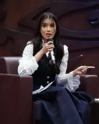 8 Potret Sabrina Chairunnisa Jadi Pembicara di Seminar, Memesona Pakai Jas Almamater UI