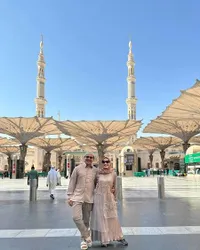 8 Potret Sahrul Gunawan Ibadah Haji Bersama Sang Istri, Berkat Doa Dari Sang Bunda 