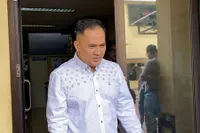 8 Potret Saipul Jamil Usai 3 Hari Menginap di Kantor Polisi, Akui Tak Bisa Tidur - Tampak Lelah Saat Bebas