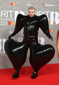 8 Potret Sam Smith dengan Kostum Balon di Brit Awards 2023, Disebut Tukang Caper - Netizen Bingung Jalannya Gimana