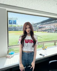 8 Potret Sana TWICE Lakukan First Pitch di Pertandingan Baseball, Visual dan Lemparannya Bikin Terpana