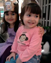 8 Potret Sandrinna Michelle dan Richelle Skornicki saat Masih Kecil, Imut-Imut