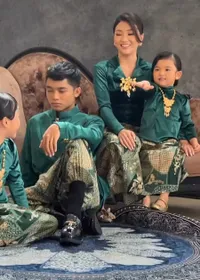 8 Potret Sarwendah Cantik Berkebaya di Photoshoot Terbaru Bareng Betrand Peto & 2 Anak Gadisnya - Netizen: Ko Ruben Mana?