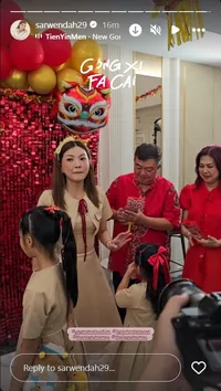 8 Potret Sarwendah Rayakan Imlek Bersama Keluarga, Bagi-Bagi Angpao - Undang Barongsai