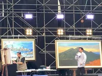 8 Potret SBY Melukis Pemandangan Gunung Lawu di Panggung Pestapora, Ternyata Belajar dari Youtube