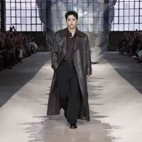 8 Potret S.Coups SEVENTEEN Debut Runway di Milan Fashion Week, Tampil Jadi Penutup BOSS Spring/Summer 2026