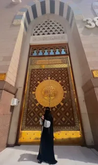 8 Potret Selfi Yamma Jalani Ibadah Umroh, Tulis Kalimat-Kalimat Meneduhkan Hati