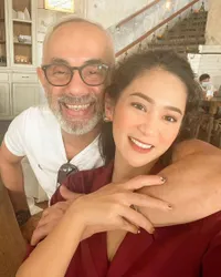 8 Potret Selfie Bunga Zainal yang Cantiknya Menolak Tua, Baru Sadar Ada Uban yang Nongol