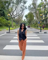 8 Potret Selvi Kitty Saat Memakai Baju Hitam, Mama Muda Cantik dan Stylish