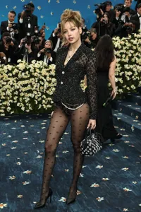 8 Potret Serba-serbi Debut Lisa BLACKPINK di Met Gala 2025, Bagikan Proses Persiapan - Momen di Balik Layar