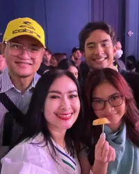 8 Potret Seru Keluarga Iis Dahlia Nonton Konser Devano Danendra, Netizen: Keluarga Cemara Cabang Lebak Bulus