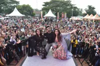 8 Potret Seru Warga Serang Joget Bareng Bintang Serial India 'Bahu Begum'