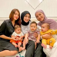 8 Potret Serunya Athar Playdate Bareng Aksa, Bayi-bayi Ganteng Gemesin Lagi Berkumpul