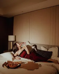 8 Potret Sesi Photoshot Aaliyah Massaid, Makin Seksi Pose di Atas Ranjang Sambil Makan Pizza