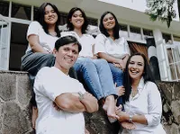 8 Potret Shahnaz Haque Bersama Tiga Putri Cantiknya yang Jarang Tersorot, Good Looking Semua - Ibu dan Anak Seperti Kakak Beradik
