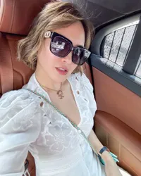 8 Potret Shandy Aulia Pamer Bare Face Saat di Pesawat, Salfok ke Makanannya