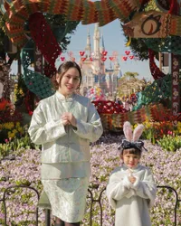 8 Potret Shandy Aulia Rayakan Imlek di Disneyland Shanghai, Cantik Pakai Cheongsam - Tampil Kompak dengan Claire Herbowo
