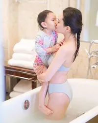 8 Potret Shandy Aulia Saat Mandi Bareng Claire Herbowo, Bahagia dan Mesra Banget Hingga Saling Kecup Bibir di Atas Bathub