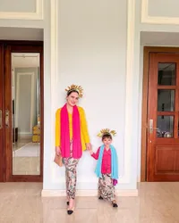 8 Potret Shandy Aulia Tampil Ala None Jakarta Bersama Claire, Si Kecil Menggemaskan Sekali Tenteng Tas Mungil Warna Pink