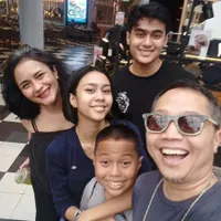 8 Potret Sandhy Sondoro Bersama Anak yang Jarang Tersorot, Sudah Remaja - Punya Suara Merdu