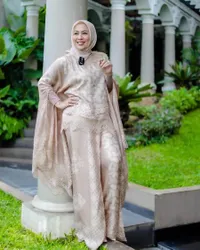 8 Potret Shanty Istri Denny Cagur yang Hobi Makan Tapi Tetap Langsing, Penampilannya Kayak ABG Terus