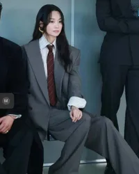 8 Potret Shin Min Ah dengan Berbagai Outfit dan Gaya, Konsisten Cantik