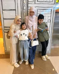 8 Potret Shireen Sungkar yang bak Jadi Kakak Tertua Bagi Anak-Anaknya, Langsing dan Awet Muda
