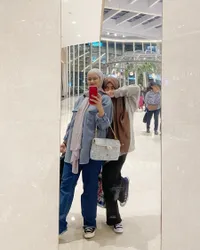 8 Potret Sienna Anak Marshanda Hangout Bareng Ibu Sambung, Akur Kembaran Outfit - Tirukan Bae Suzy Smile