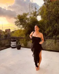 8 Potret Sitha Marino Rayakan Tahun Baru Bareng Bastian Steel, Tampil Hot dengan Gaun Belahan Tinggi