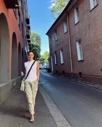 8 Potret Sophia Latjuba Mudik ke Jerman, Quality Time Bareng Keluarga - Belajar Memancing di Tepi Laut