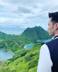 8 Potret Stefan William Liburan ke Labuan Bajo Tanpa Ditemani Celine Evangelista, Hot Daddy Pamer Perut Sixpack