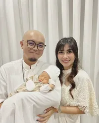 8 Potret Suami Nisya Ahmad yang Jarang Tersorot, Sering Dikira Pengangguran - Kini Botak Abis