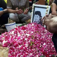 8 Potret Suasana Haru Pemakaman Didi Kempot, Antar 'Godfather of Broken Heart' ke Tempat Peristirahatan Terakhir