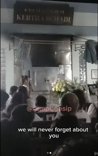 8 Potret Suasana Pemakaman Dali Wassink Suami Jennifer Coppen, Pingsan Saat Jenazah Dikremasi - Alasan Kremasi Jadi Sorotan