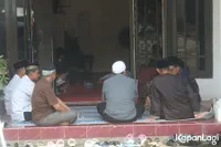 8 Potret Suasana Rumah Duka Ibunda Angger Dimas, Dipenuhi Pelayat dan Karangan Bunga