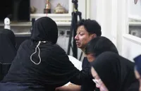 8 Potret Suasana Rumah Duka Jenazah Omas Tjahjawati, Sonny Septian Tak Kuasa Menahan Tangis